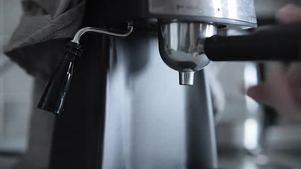 Barista maakt koffie. Close-up van espresso gieten van koffiemachine. — Stockvideo