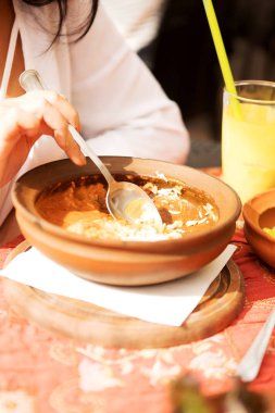 Genç kadın restoranda yiyor.