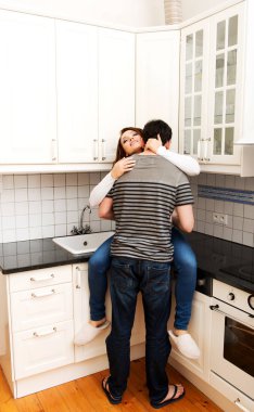 Mutfakta öpüşme Romantik Çift.
