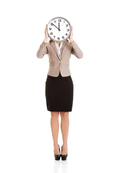 Schöne kaukasische Geschäftsfrau mit Uhr auf dem Gesicht. — Stockfoto