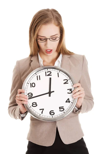 時計を保持している若い白人ビジネス女性. — ストック写真