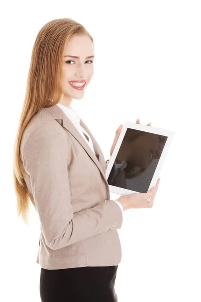 Mooie Kaukasische zakenvrouw met Tablet PC. — Stockfoto