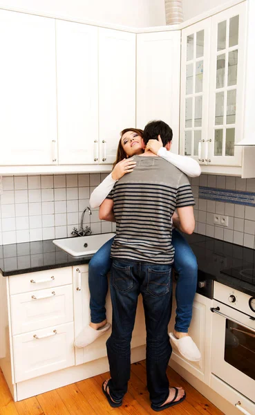 Романтична пара цілується на кухні . — стокове фото