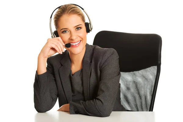 Call center kvinna sitter vid skrivbordet — Stockfoto