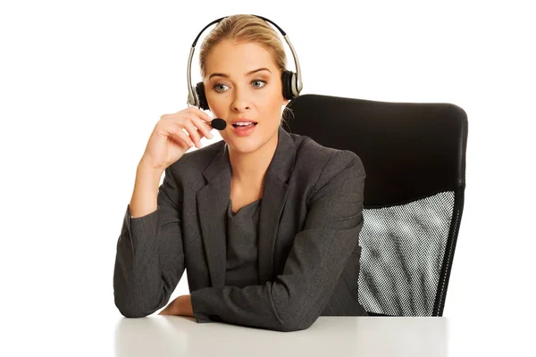Call center kvinna sitter vid skrivbordet — Stockfoto