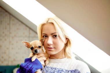 evcil köpek olan kadın