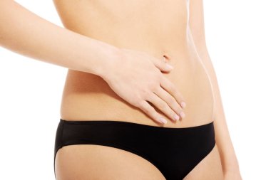 beyaz kadının karnı üzerinde elini tutuyor. 