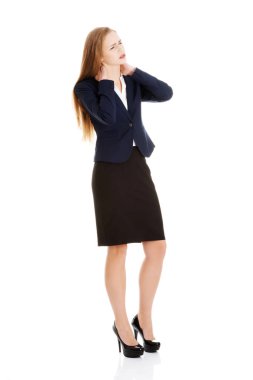 güzel beyaz bir iş kadını boynuna dokunuyor.