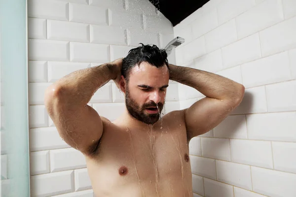 Nakna ungersven tar dusch i badrum — Stockfoto