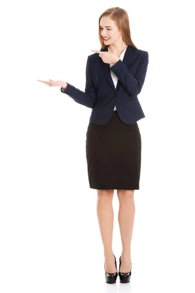 Beautiful caucasian business woman pointing on copy space on her side. — Stock Photo, Image