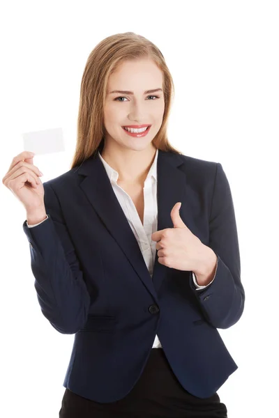 Bonita mulher de negócios caucasiana segurando cartão pessoal . — Fotografia de Stock