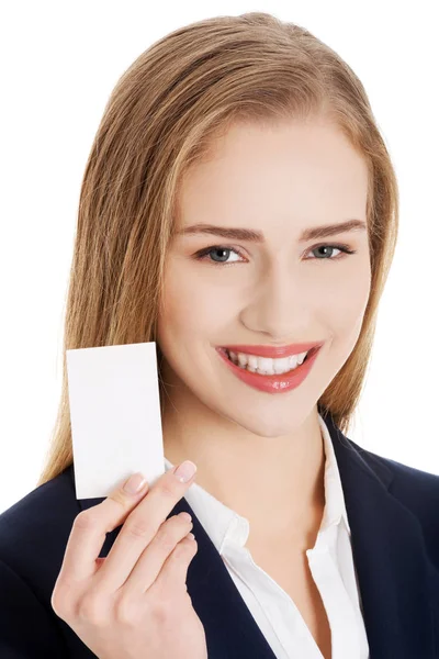 Hermosa mujer de negocios caucásica sosteniendo tarjeta personal . — Foto de Stock