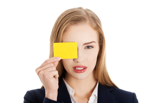 Bella donna d'affari caucasica in possesso di cartellino personale vuoto giallo . — Foto Stock