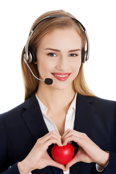 Mulher de negócios caucasiana bonita no call center segurando coração . — Fotografia de Stock
