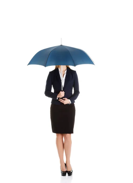 Красива біла ділова жінка, що стоїть під парасолькою . — стокове фото