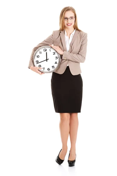 Joven mujer de negocios caucásica celebración del reloj . —  Fotos de Stock