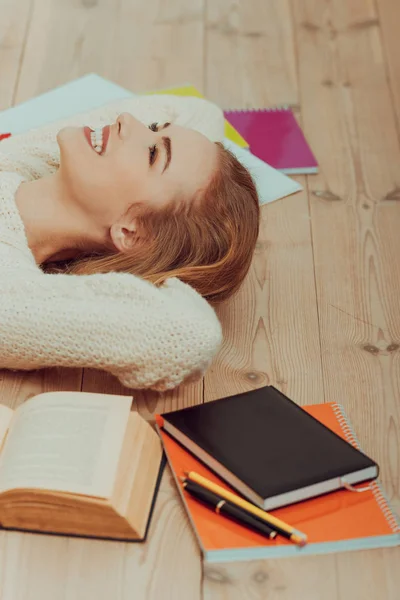 Mulher branca bonita deitada no chão com livros . — Fotografia de Stock
