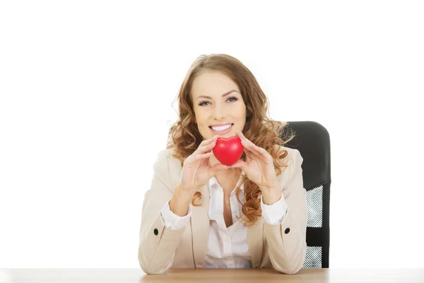 Mujer de negocios sosteniendo corazón rojo . — Foto de Stock