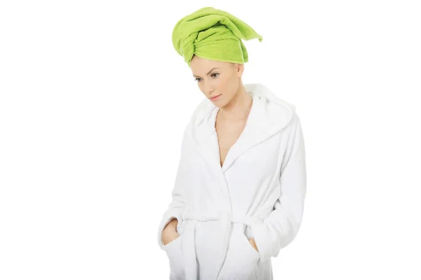 Spa kvinna i morgonrock och turban. — Stockfoto