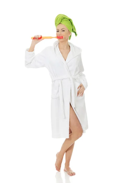 Bella donna con spazzolino da denti oversize . — Foto Stock