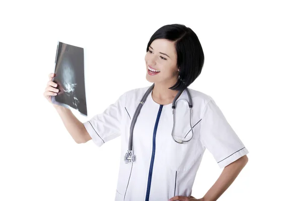 Szczęśliwy lekarz lub pielęgniarka ze zdjęciem rentgenowskim — Zdjęcie stockowe