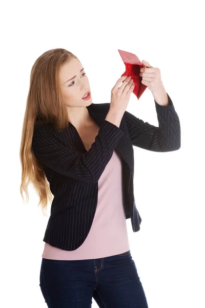 Hermosa mujer de negocios caucásica comprobando su cartera roja vacía . — Foto de Stock