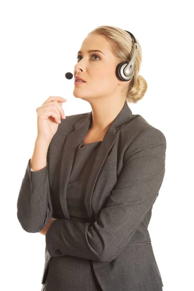 Call-центр жінка розмовляє з клієнтом — стокове фото