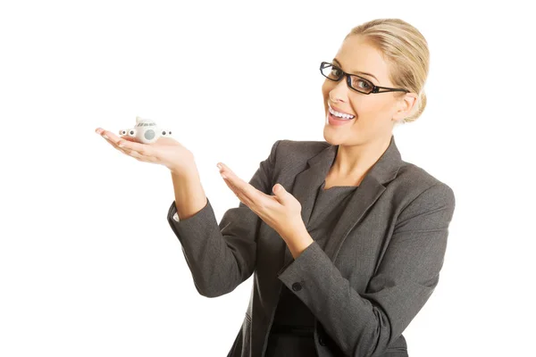 Geschäftsfrau mit Flugzeug-Spielzeug in der Hand — Stockfoto