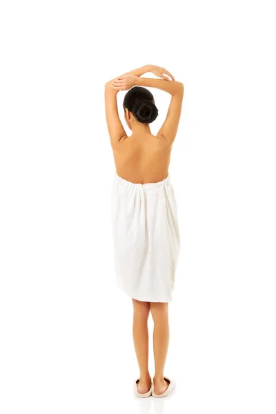 Vrouw gewikkeld in een handdoek met gekruiste armen — Stockfoto