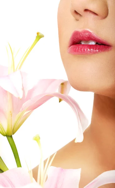 Vrouwelijke lippen en lily bloem. — Stockfoto