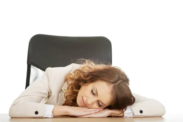 累了的商人 在她的书桌上睡午觉 — 图库照片