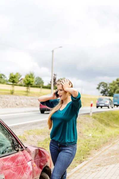 Kvinnan ringer hennes telefon efter bilolycka — Stockfoto