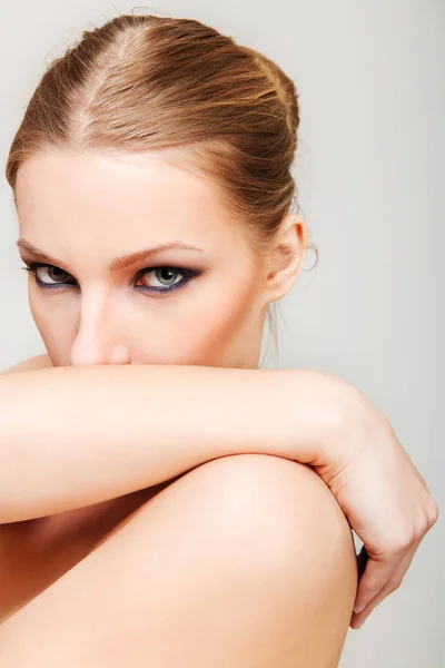 Aantrekkelijke blonde topless vrouw met donkere oog make-up — Stockfoto
