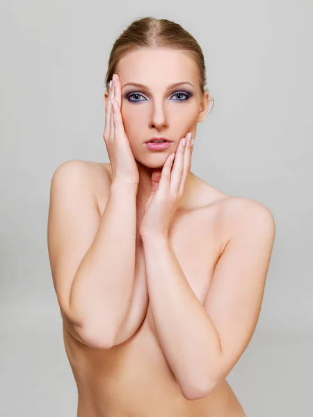 Attraente donna bionda in topless con occhi scuri compongono — Foto Stock