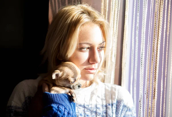 Mujer joven con perro de compañía — Foto de Stock