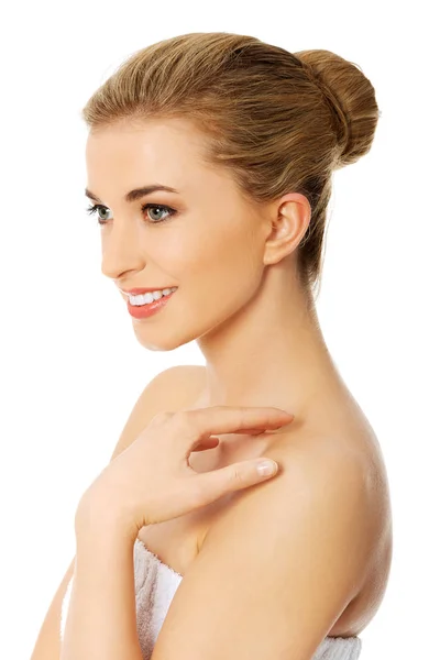 뷰티 여자 초상화입니다. 완벽 한 신선한 깨끗 한 피부와 아름 다운 모델 소녀입니다. 바디 케어 개념 — 스톡 사진