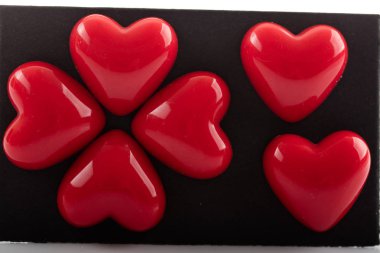 İzole plastik kırmızı valentine kalpler