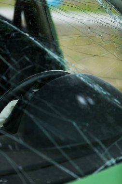 Sokakta araba kazası.