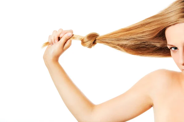 Довге світле людське волосся крупним планом . — стокове фото