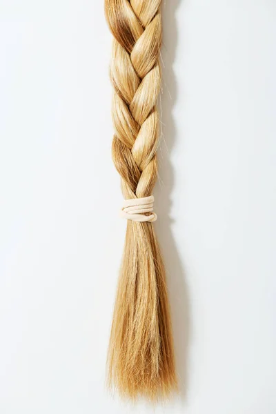 Прическа с косичками. Блондинка длинные волосы близко. — стоковое фото