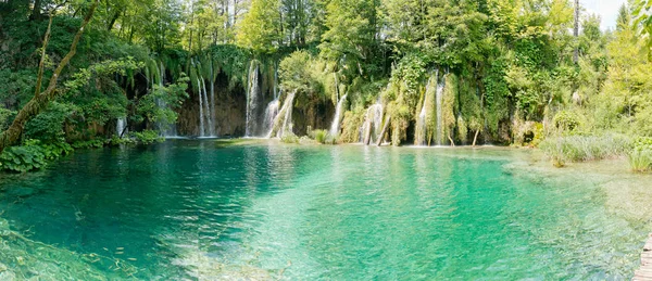 Gyönyörű kilátás a Plitvicei-tavak Nemzeti Park. Horvátország — Stock Fotó