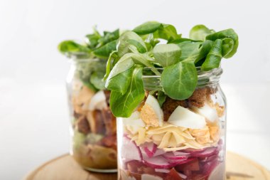 Taze salata ile iki cam kavanoz