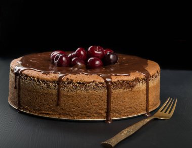 Sulu kiraz ile çikolatalı kek