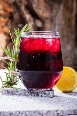 Karanlık Frenk üzümü veya kiraz içki ile cam