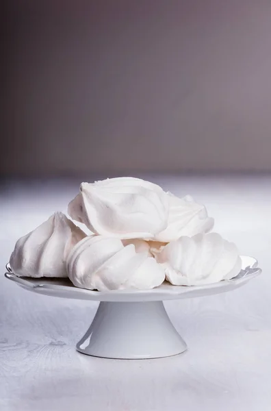 Hoop fluffy meringue op het plateau — Stockfoto