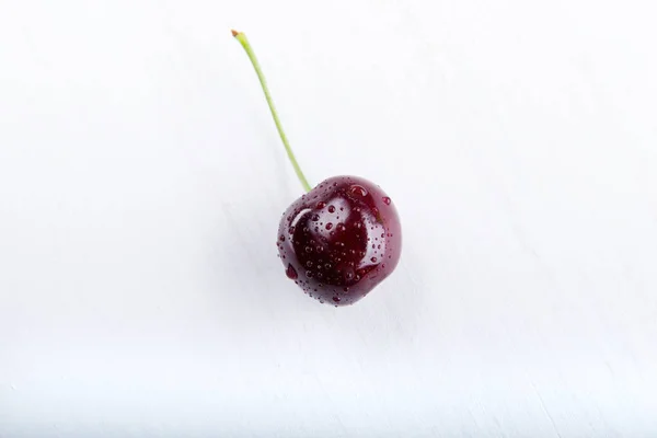 Mokrý čerstvý šťavnatý jediného cherry — Stock fotografie