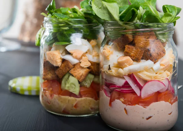 Dois jarros de vidro com salada fresca — Fotografia de Stock