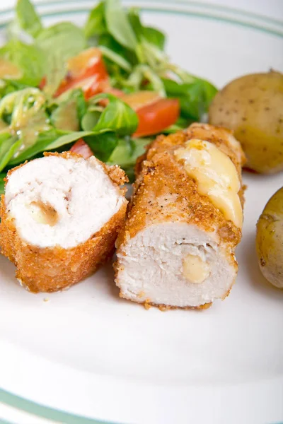 Costeleta de Kiev com batatas de jaqueta e salada — Fotografia de Stock