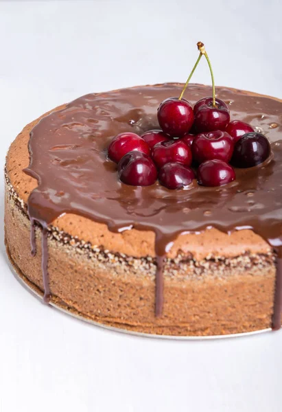 Gâteau au chocolat aux cerises juteuses — Photo