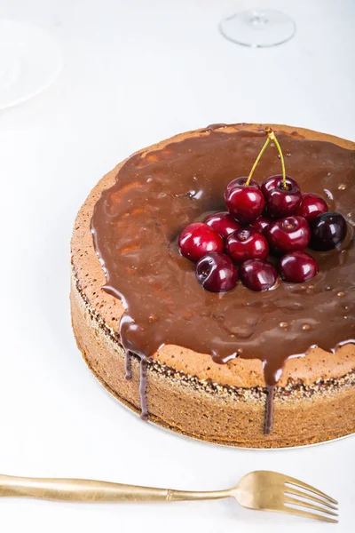 Gâteau au chocolat aux cerises juteuses — Photo